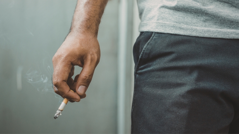 Người hút thuốc có nguy cơ cao bị viêm nướu và chảy máu chân răng
