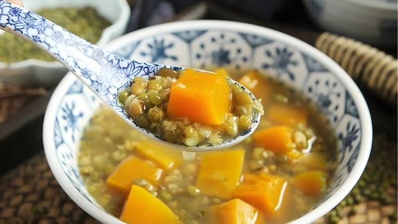 Nên ăn chè bí đỏ đậu xanh tự nấu để kiểm soát nguyên liệu