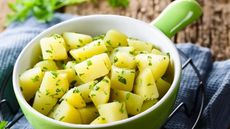 Chế biến khoai tây xào tỏi có độc không? 2