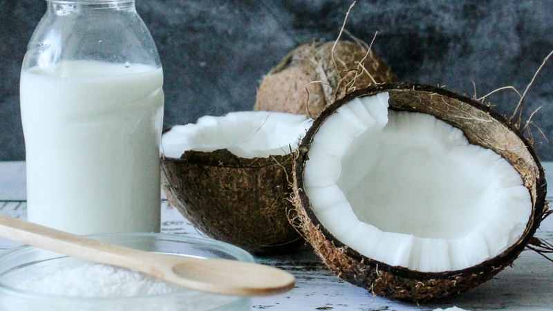 Do hàm lượng chất béo cao nên nước cốt dừa dễ ôi thiu, gây mùi chua, vị đắng nhẹ