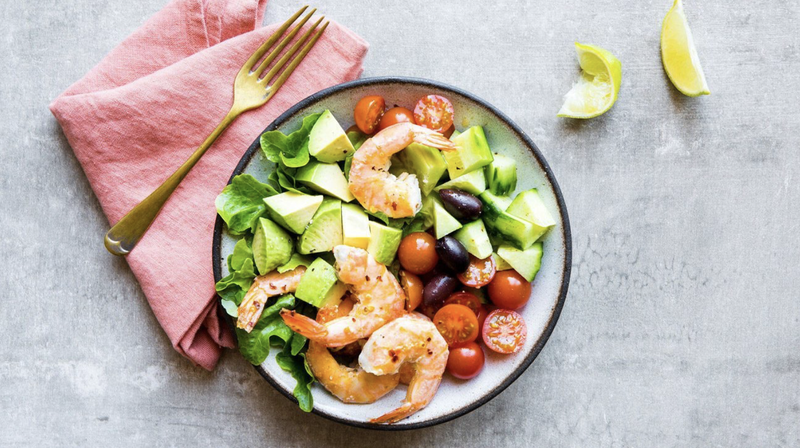 Khi bắt đầu chế độ ăn Keto, carbohydrate dự trữ sẽ được giải phóng cùng với lượng chất lỏng bổ sung dẫn đến giảm cân