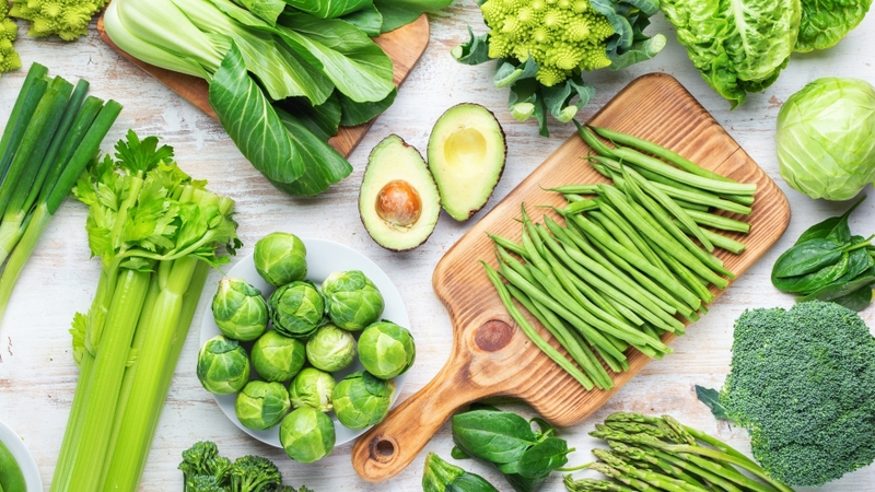 Rau xanh và trái cây cung cấp vitamin, khoáng chất và chất xơ cho cơ thể