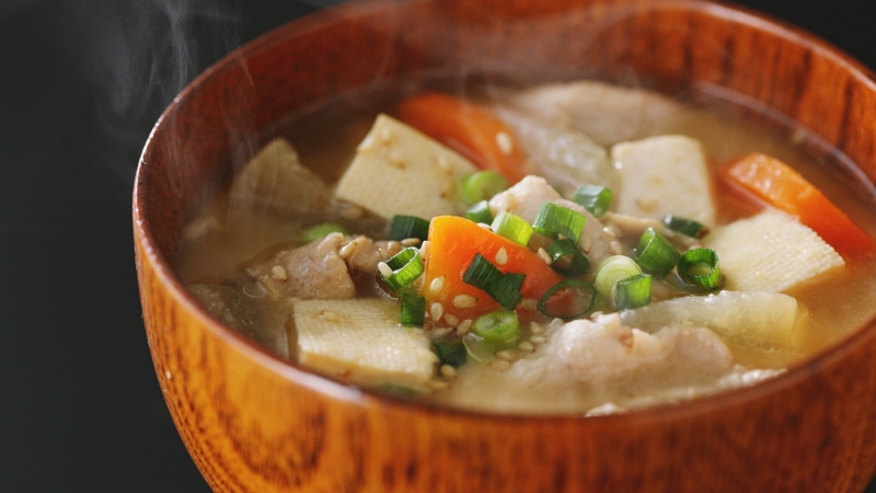 Uống đủ dịch giúp bù lượng nước mất đi khi sốt và hỗ trợ cơ thể hồi phục