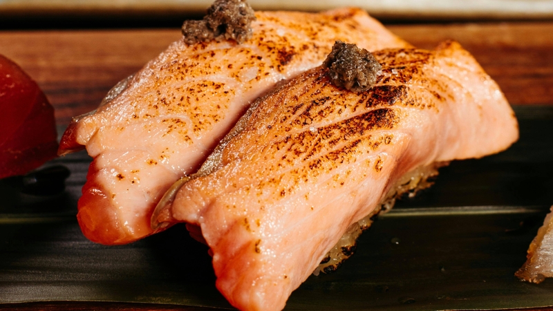 Bổ sung vitamin D qua thực phẩm như cá hồi là một trong những chế độ ăn tăng chiều cao