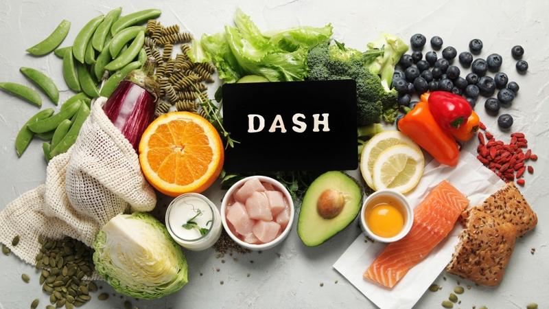 Chế độ ăn DASH ưu tiên rau xanh, trái cây, ngũ cốc nguyên hạt, protein lành mạnh
