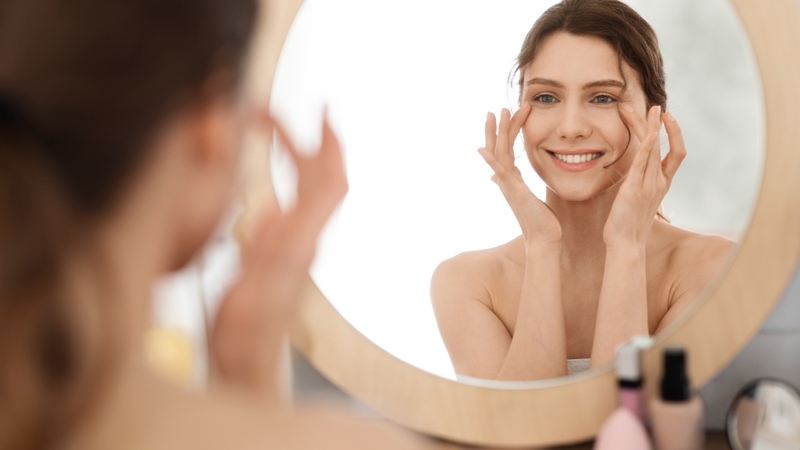 Chỉ 30 giây massage mắt có thể giảm quầng thâm nhanh chóng 2