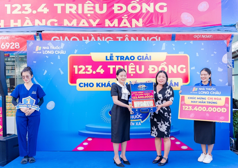 chị Nga - khách hàng mua hàng tại Nhà thuốc FPT Long Châu 6 Đường Số 6, P. Dĩ An, TP. Dĩ An, Tỉnh Bình Dương đã may mắn nhất trúng giải thưởng 123.400.000 đồng tiền mặt của đợt công bố đầu tiên trong chương trình.jpg