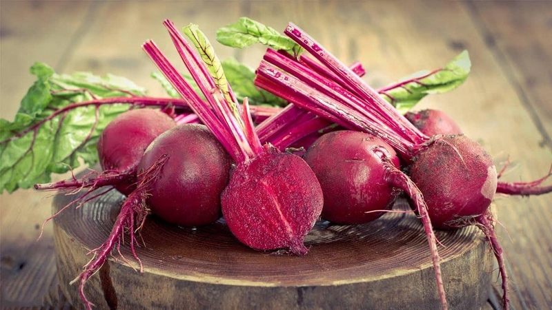 Khi không biết ăn gì để kinh nguyệt ra nhiều thì bạn hãy nghĩ ngay đến củ dền.