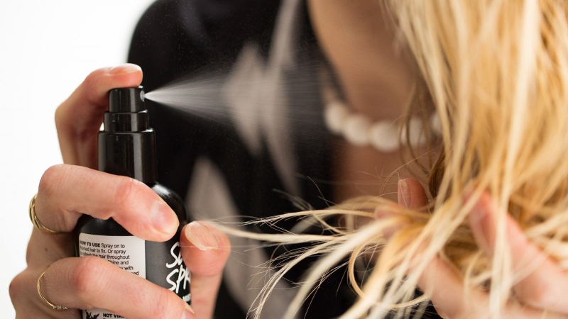 Xịt dưỡng tóc loại nào thơm để ướp hương dài lâu trên mái tóc 2
