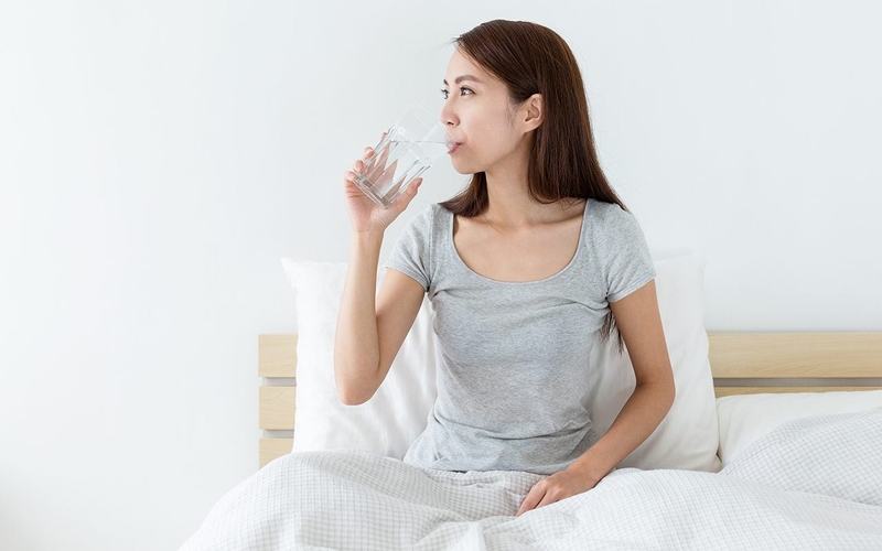 Hãy luôn uống đủ nước để cung cấp độ ẩm tự nhiên cho da