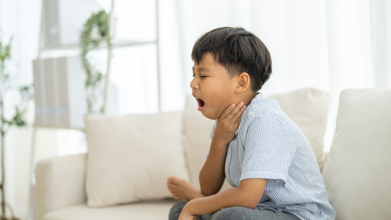 Cha mẹ nên theo dõi để kịp thời phát hiện các biểu hiện bất thường ở trẻ