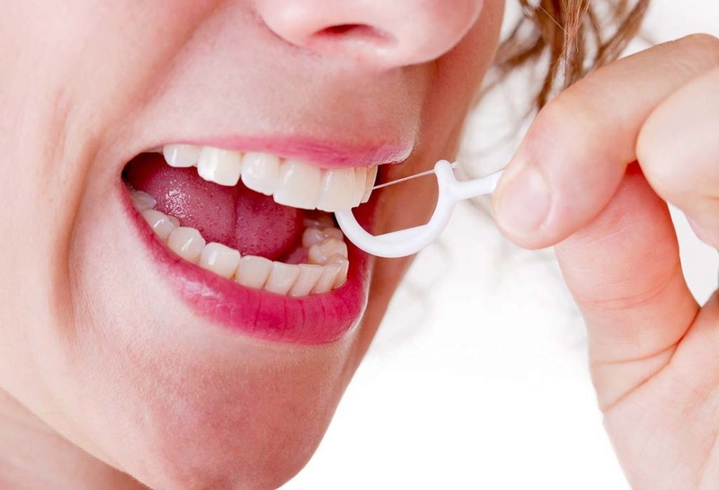 Cách dùng chỉ nha khoa có cán chuẩn nhất 3