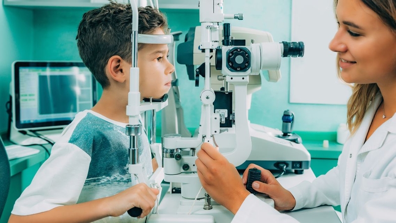 Người bệnh sẽ được tư vấn kỹ về quy trình trước khi phẫu thuật chỉnh mắt lé