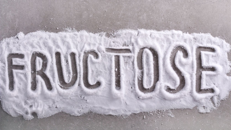 Một lượng lớn fructose, đặc biệt từ đồ uống hoặc thực phẩm có nhiều đường bổ sung, có thể làm tăng sản xuất acid uric