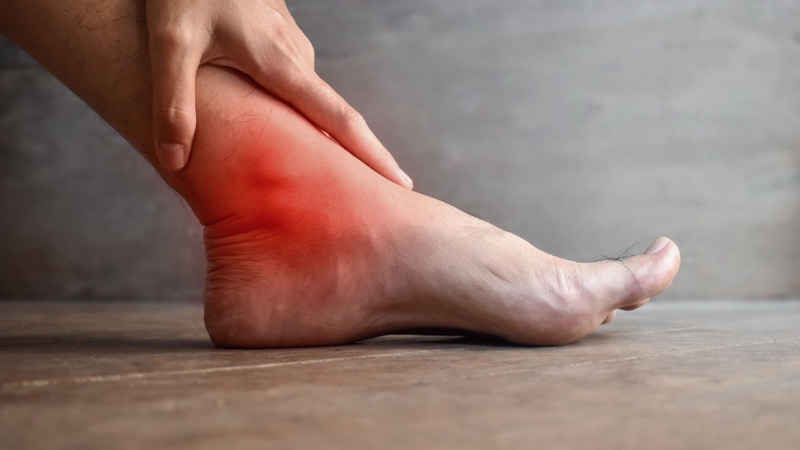 Nên đi khám nếu đau khớp đột ngột kèm sưng, nóng hoặc đỏ