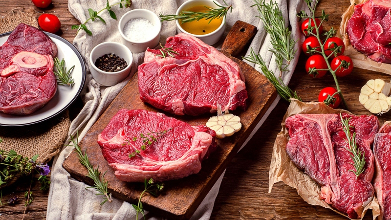 Người bệnh gout cần hạn chế tiêu thụ thực phẩm giàu purin như nội tạng động vật, thịt đỏ (bò, dê, trâu), hải sản, cá khô