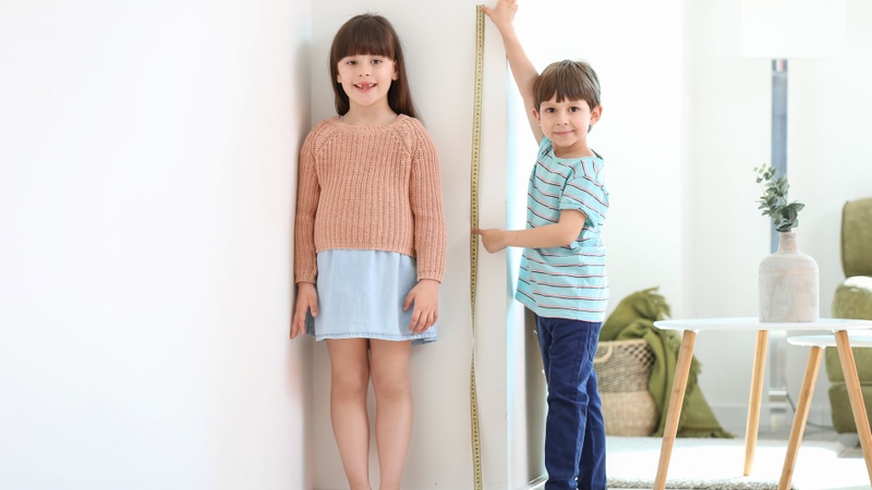 Đo chiều cao và cân nặng cho trẻ để tính chỉ số BMI trẻ em