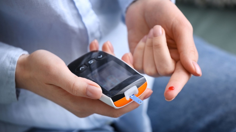 Chủ động theo dõi đường huyết trước và sau khi ăn bún khô là việc làm cần thiết