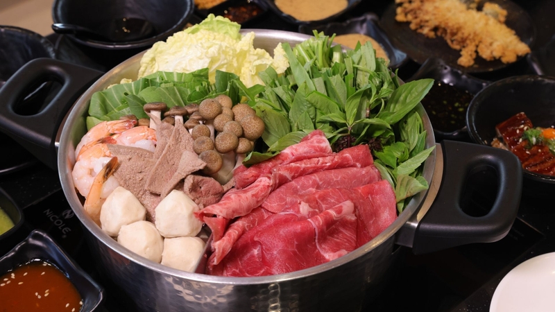 Kết hợp thịt với rau xanh và ngũ cốc nguyên hạt để có bữa ăn cân bằng