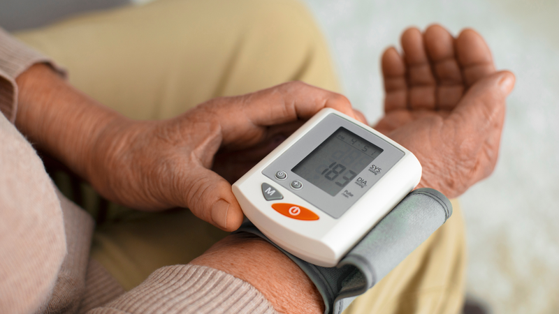 Tăng huyết áp được chẩn đoán khi huyết áp từ 140/90 mmHg trở lên nếu lặp lại trong nhiều lần đo khác nhau