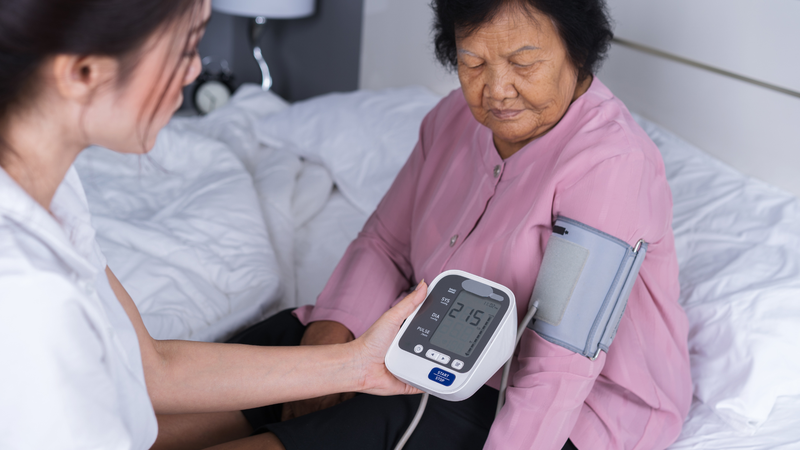 Bạn nên&nbsp;đến cơ sở y tế ngay hoặc gọi cấp cứu nếu huyết áp đo được&nbsp;từ 180/120 mmHg trở lên