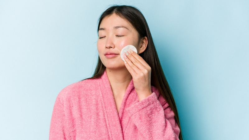 Nên tẩy trang và rửa mặt kỹ sau khi sử dụng kem chống nắng để tránh bít tắc lỗ chân lông và gây mụn