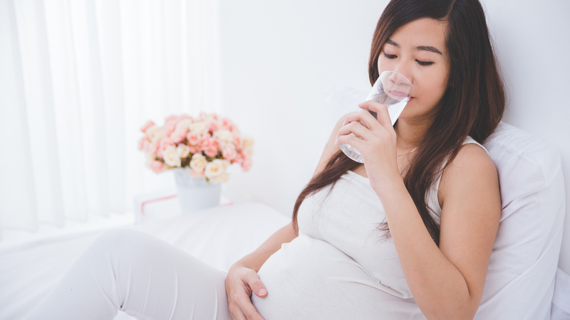 Thai phụ nên uống đủ nước mỗi ngày để hỗ trợ đào thải vi khuẩn qua hệ tiết niệu
