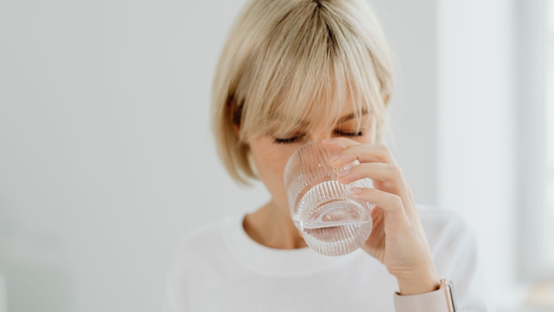 Uống đủ nước cũng là cách giúp bảo vệ chức năng thận