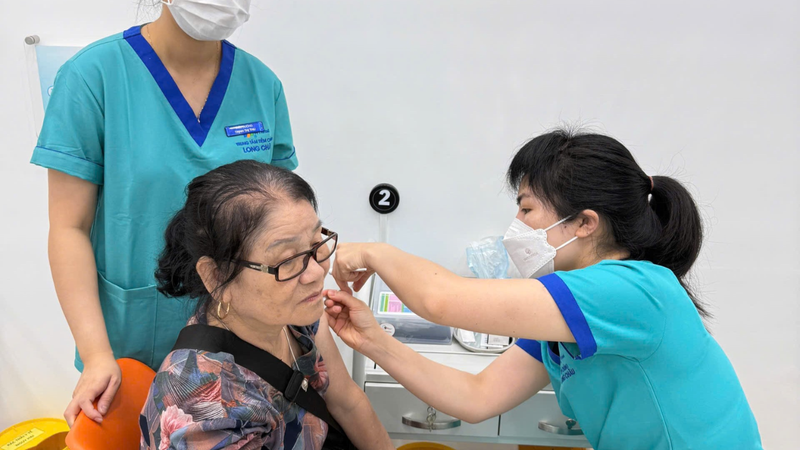 Nên tiêm vắc xin cho người lớn từ 19 đến trên 65 tuổi ở Trung tâm Tiêm chủng Long Châu