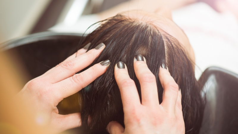 Chia sẻ bí quyết giữ mái tóc đen cho người đã có tuổi 4