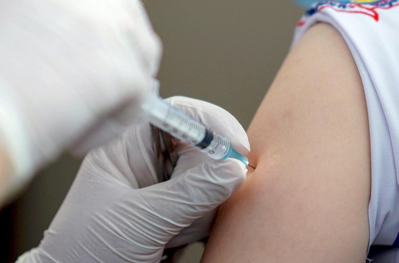 Chích ngừa covid có triệu chứng gì? Các phản ứng nặng sau tiêm 1