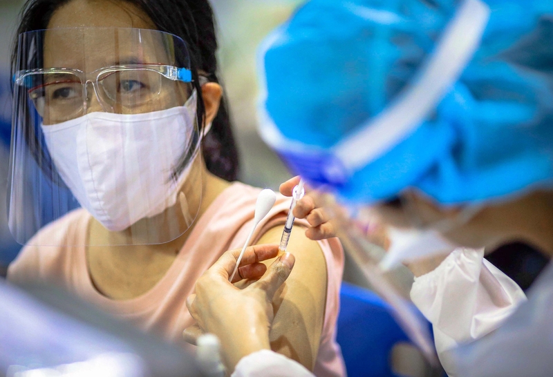 Chích ngừa covid có triệu chứng gì? Các phản ứng nặng sau tiêm