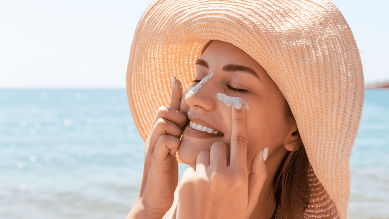 Khi dùng sản phẩm chứa chiết xuất lựu đỏ vào ban ngày, cần kết hợp kem chống nắng