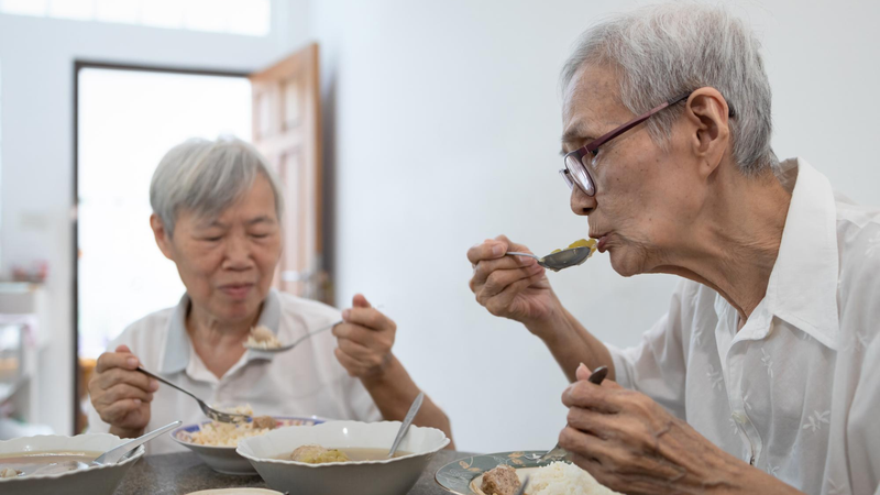 Cho ăn người nuốt khó sau đột quỵ: Đúng tư thế, đúng cách để giảm nguy cơ sặc 1