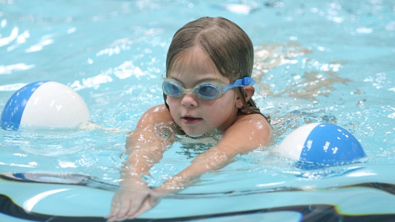 Cho bé 2 tuổi đi bơi có thật sự tốt? Những điều cần chú ý 1