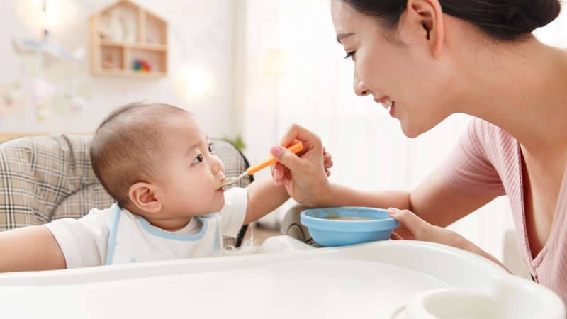 Ăn từ ít đến nhiều là một trong những nguyên tắc quan trọng khi cho bé ăn dặm