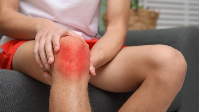 Mất cân bằng cơ và thói quen vận động chưa đúng có thể kéo lệch xương bánh chè, gây áp lực không đồng đều trong khớp