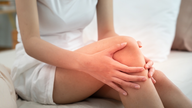 Đau khớp gối ở người trẻ thường không xuất hiện đột ngột mà tiến triển từ nhẹ đến rõ rệt theo thời gian