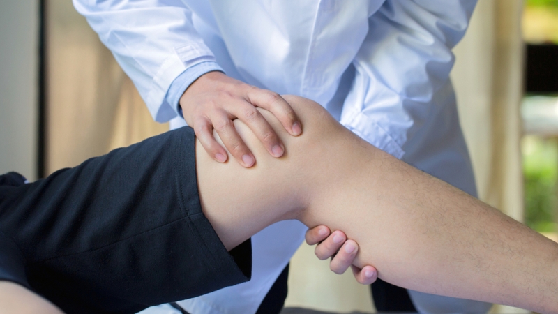 Các phương pháp như xoa bóp, kéo giãn cơ hoặc tập phục hồi chức năng có thể giúp cải thiện độ linh hoạt và giảm đau hiệu quả