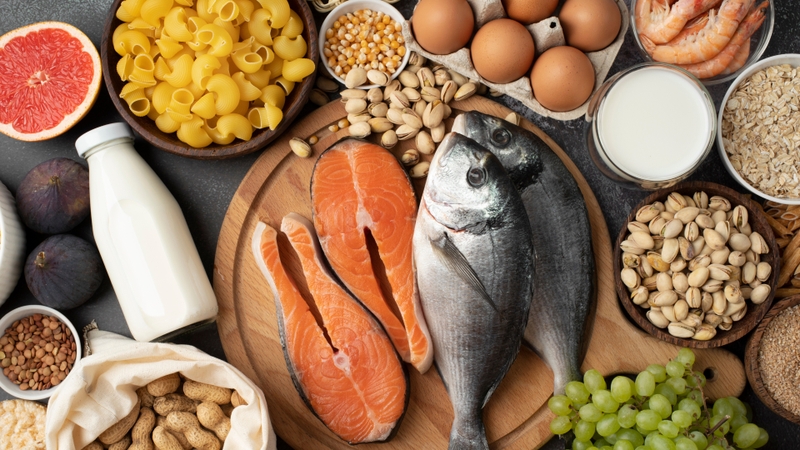 Chế độ ăn đầy đủ dưỡng chất như canxi, vitamin D và các chất hỗ trợ duy trì độ chắc khỏe của xương khớp