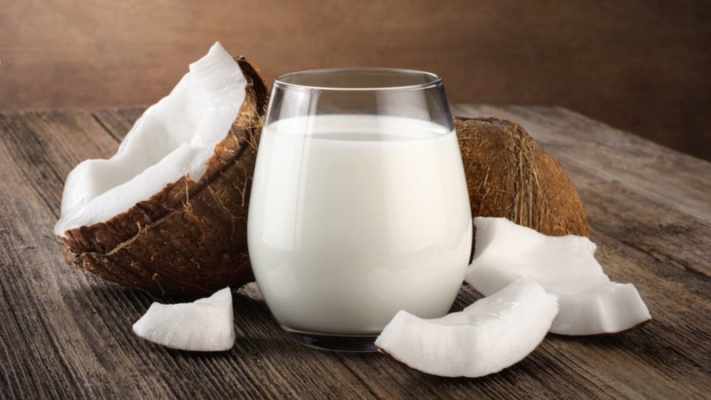 Mẹ thắc mắc cho con bú ăn nước cốt dừa được không?