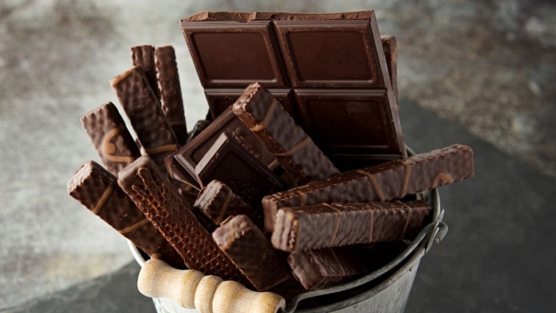 Cho con bú ăn socola được không? Mẹ bỉm lưu ý gì khi ăn? 1