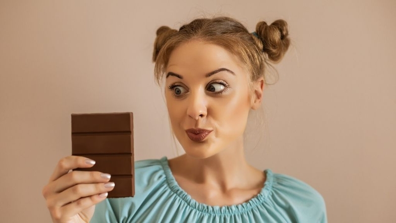 Cho con bú ăn socola được không? Mẹ bỉm lưu ý gì khi ăn? 3