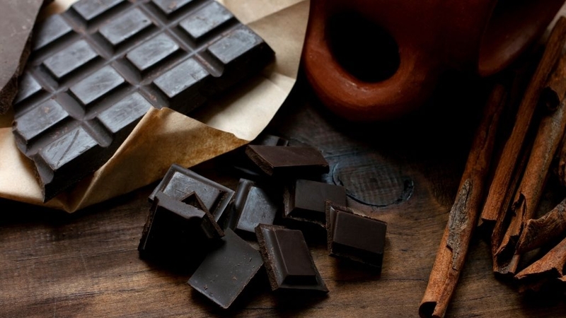 Cho con bú ăn socola được không? Mẹ bỉm lưu ý gì khi ăn? 4