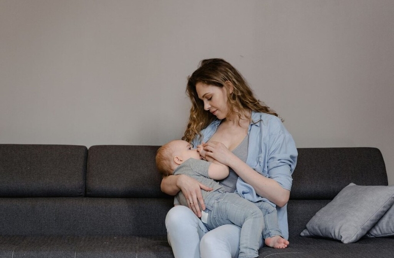 Cho con bú có được tiêm vắc xin không? Bật mí địa chỉ tiêm vắc xin uy tín và chất lượng