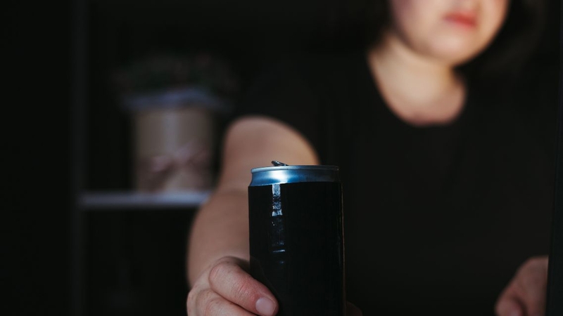 Cho con bú có được uống nước tăng lực không là thắc mắc của không ít bà mẹ