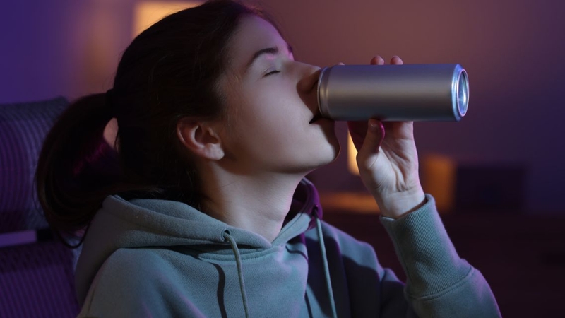 Uống nước tăng lực khi cho con bú không tốt cho cả mẹ và bé