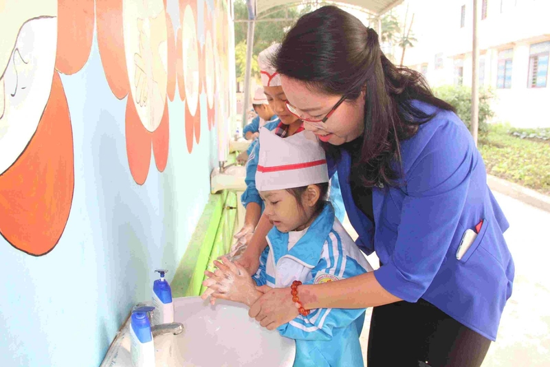 Cho con đi học mùa dịch Covid-19: Có cần đeo khẩu trang suốt buổi 4