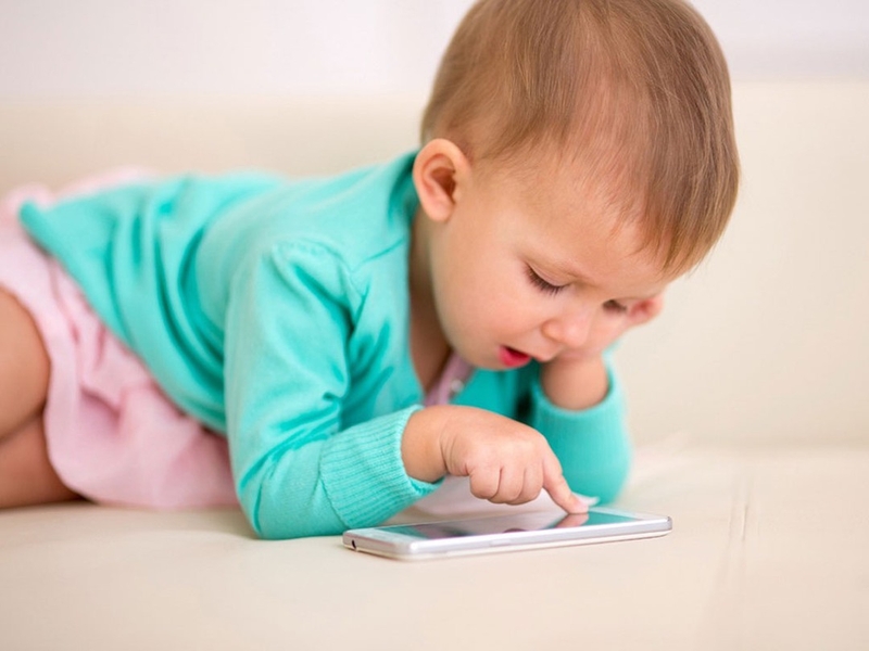 Mỏng vỏ não là nguy cơ dễ mắc phải nếu trẻ em lạm dụng chiếc điện thoại