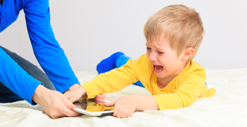 Trẻ dễ thu mình lại và xa lánh xã hội khi nghiện điện thoại